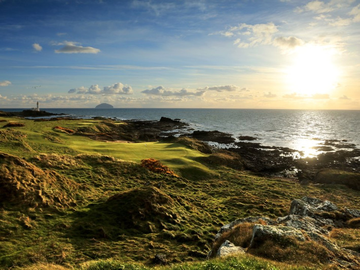Câu lạc bộ golf của Tổng thống Trump tại Aberdeen, Scotland bao gồm một sân golf kiểu liên kết 18 lỗ, một khu lái xe rộng 8ha, một quán rượu whisky và một khách sạn 5 sao.