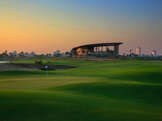 Câu lạc bộ golf của Tổng thống Trump tại Dubai bao gồm một sân golf 18 lỗ, một sân par-3, một câu lạc bộ rộng 2.787 mét vuông, một hồ bơi, một khu tập thể dục, một khách sạn sang trọng và các studio đu quay trong nhà.