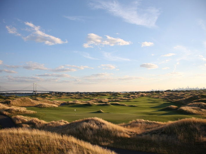 Câu lạc bộ golf của Tổng thống Trump tại khu vực Bronx bao gồm sân golf kiểu liên kết 18 lỗ, nhà câu lạc bộ rộng 20.000 m2 và nhà hàng bên bờ sông. Sân golf này mất 14 năm để xây với chi phí 269 triệu USD (hơn 6.200 tỷ đồng).