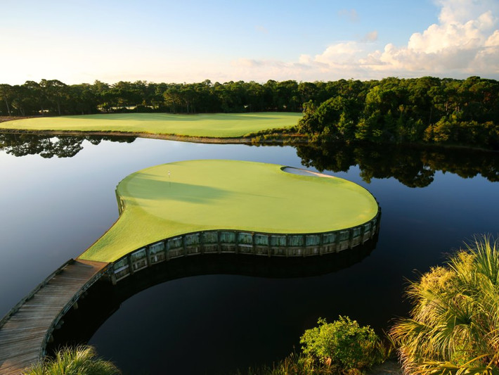 Sân golf 18 lỗ, khu phức hợp bể bơi, spa và thẩm mỹ viện, sân tennis và biệt thự là các khu chức năng trong câu lạc bộ golf của Tổng thống Trump tại Jupiter, Florida.