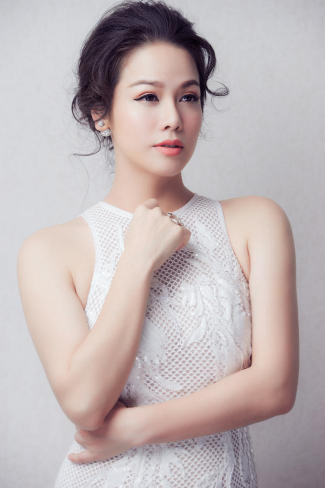 Nhật Kim Anh bắt đầu đi hát đi hát từ năm 2001 khi chỉ mới 16 tuổi. Sở hữu chất giọng ngọt ngào, cảm xúc, cái tên Nhật Kim Anh làm mưa làm gió thị trường âm nhạc Việt Nam những năm cuối thập niên 2000.
