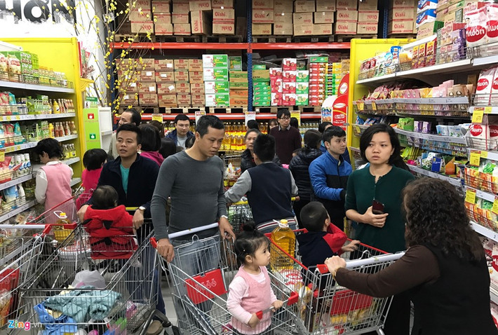 Do dịp Tết Nguyên đán đang tới gần, tranh thủ dịp nghỉ ba ngày, nhiều người dân ở Hà Nội tìm đến siêu thị mua sắm trước.