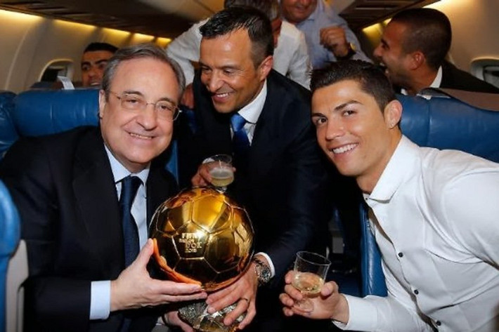 Theo Diario Gol, Chủ tịch Florentino Perez giận run vì thái độ của Ronaldo cũng như người đại diện của anh, siêu cò Jorge Mendes, bởi cách làm màu đòi ra đi. Ảnh: Diario Gol