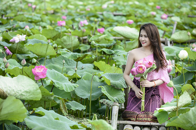 Duangpasong Anisone là nữ sinh Lào từng được dân mạng biết tới qua những góc ảnh hoa loa kèn cực đẹp vào tháng 4 năm ngoái. Sau một thời gian im ắng, cô nàng du học sinh này đã trở lại với những bức hình cực đẹp trong bộ ảnh bên ao sen. Ảnh trong bài: Lê Xuân Bách.