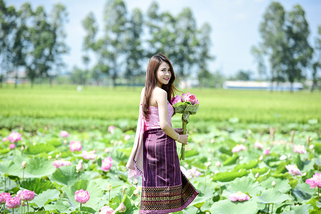 Còn nhớ, nhờ ưu điểm về chiều cao và gương mặt rất hài hòa, cô nàng đã vượt qua nhiều đối thủ khác để đạt giải nhì cuộc thi người mẫu cho nhãn hàng Keilish Viet Nam tổ chức, giải nhất trong cuộc thi sinh viên thanh lịch dành cho các sinh viên nước Lào – Việt Nam – Campuchia.