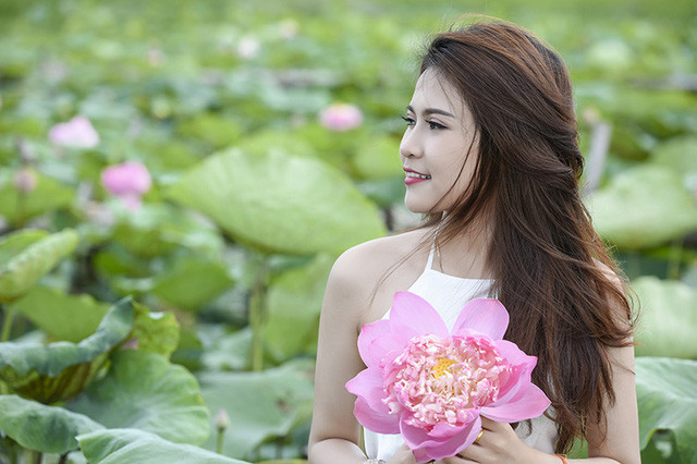 Theo chia sẻ của Duangpasong Anisone thì bộ ảnh được nhiếp ảnh Lê Xuân Bách chụp cho cô tại đầm sen ở huyện Thường Tín, Hà Nội.