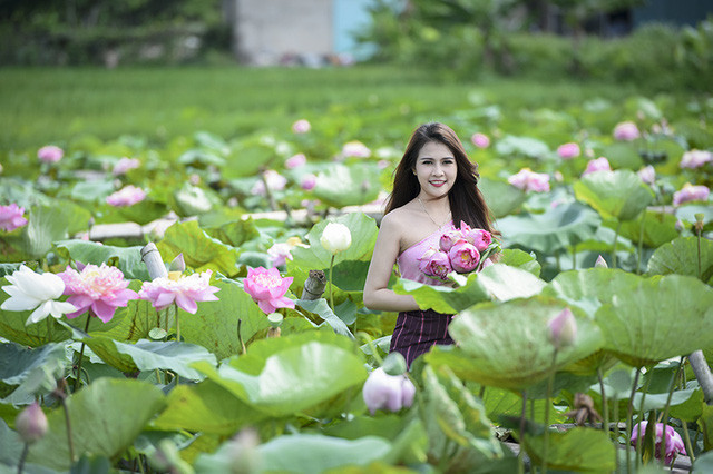 Trong bộ ảnh bên ao sen của mình, để kết hợp giữa văn hóa quê hương với nét đẹp bản xứ, cô nàng sinh viên Lào - Duangpasong Anisone đã chọn trang phục truyền thống của Lào là chiếc "Sinh" để tạo điểm nhấn cho bộ ảnh của mình.
