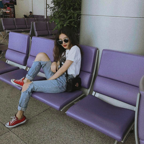 Những bức ảnh check-in ở sân bay cũng không thể thiếu trong bộ sưu tập ảnh cá nhân của các hot girl hay các bạn trẻ nói chung. Băng ghế dài, thang cuốn, sảnh chờ ở sân bay... tất cả đều có thể trở thành phông nền trong các bức ảnh "tự sướng". Với khung cảnh sân bay, việc lựa chọn trang phục để chụp ảnh cũng dễ dàng hơn bởi chỉ cần mặc những bộ đồ đơn giản, thoải mái nhất là được.