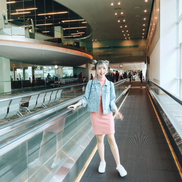 Cứ chọn hàng ghế trống, hoặc tạo dáng với vali là các hot girl đã xinh và đủ khiến các fan đua nhau ấn nút like.