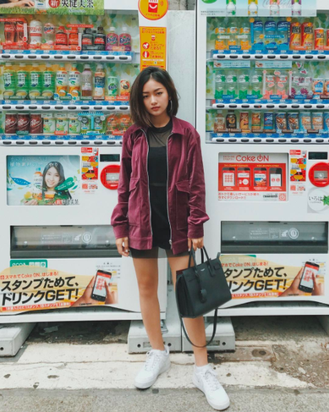 Chỉ là những chiếc máy bán nước bình thường nhưng vào tay các cô nàng hot girl Việt lại trở thành địa điểm chụp đẹp tựa trời Tây. Ảnh trong bài: Sưu tầm Facebook.