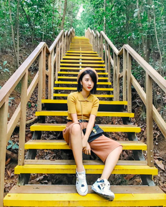 Không nhiều người nghĩ cầu thang cũng có thể trở thành 1 background chụp ảnh cực đẹp, nhưng chính các hot girl đã chứng tỏ ở đâu cũng có thể là một địa điểm chụp ảnh, miễn là biết cách sáng tạo.