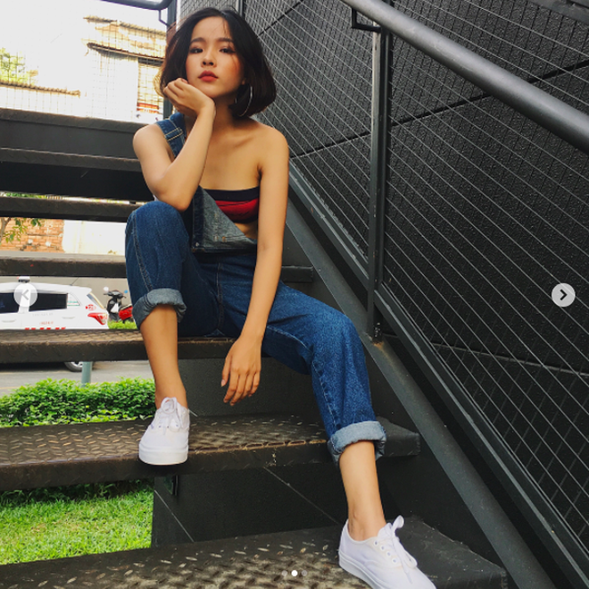 Ở cầu thang, bạn rất dễ che khuyết điểm chân to hoặc chân ngắn nếu khéo léo.
