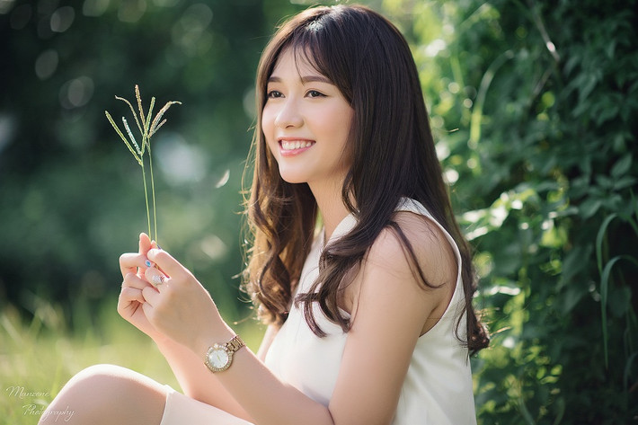 Trong bộ ảnh mới của mình, nữ sinh trường Xây dựng - Bảo Thoa đã diện cho mình chiếc váy trắng tinh khôi cùng với đó là nụ cười tỏa sáng khiến cô bạn này trở nên cực lung linh.