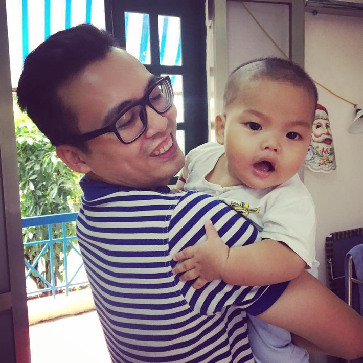 Tuy nhiên, nhà nữ thiếu úy công an đang nuôi hai cháu nhỏ, không có ông bà ở cùng nên rất chật vật, không thể nhận thêm cháu bé này. Cũng theo chia sẻ của đồng chí Ly, ban ngày cháu bé được đưa về trụ sở để làm việc cùng chị. Buổi tối sau khi tan làm, nữ chiến sĩ công an này đưa cháu bé về nhà chăm sóc cùng với người con nhỏ của mình.