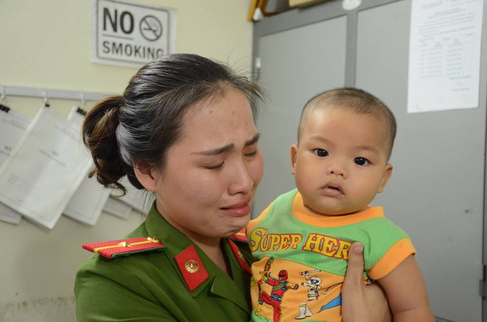 Cụ thể, chiều ngày 6/10 bức ảnh nữ chiến sĩ công an cho bé trai bị bỏ rơi bú được chia sẻ rộng rãi trên mạng xã hội kèm theo dòng trạng thái "Bé bị bỏ ở gần ở địa bàn công an phường Mỹ Đình 2. Mẹ cho em vào nhà nghỉ rồi lừa lúc em ngủ bỏ đi mất. May mắn em gặp được cô Ly (công an phường) cũng đang nuôi con nhỏ cho em ti và được cô đưa về nhà. Ai là mẹ của bé nhìn thấy thì suy nghĩ lại nhé! Còn mẹ nào muốn nhận nuôi bé thì ra Mỹ Đình 2 nhé. Ban ngày bé ở đó vs cô Ly. Bé là bé trai ạ! Hiện tại công an phường vẫn giữ bé lại để xem mẹ bé có suy nghĩ lại or người thân của bé đến nhận không?"