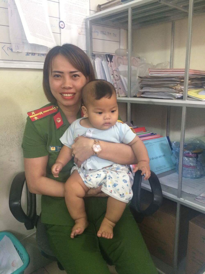 Đang nuôi con nhỏ nên mỗi khi cháu bé khóc chị Ly đều không ngần ngại cho cháu bé bú. Chị chia sẻ, vì thương cháu bé nên không ngần ngại khi chia sẻ những giọt sữa dành cho con mình mang cho cháu bé bị bỏ rơi.