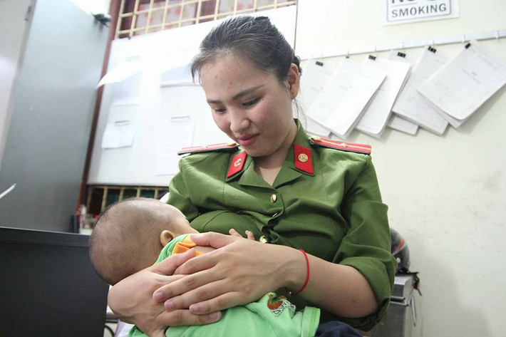 Theo những thông tin được chia sẻ trong clip của các dân mạng quay lại sau khi đến thăm cháu, Thiếu uý Khuất Khánh Ly đã khóc khi nói về cháu bé: "Tôi yêu cháu, thương cháu nhưng tiếc rằng tôi không đủ điều kiện để nuôi cháu!"