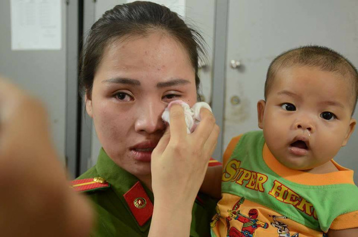 Theo tìm hiểu của nhiều người, chiến sĩ công an xuất hiện trong bức ảnh trên có tên đầy đủ là Thiếu úy Khuất Khánh Ly (SN 1991) hiện công tác tại công an phường Mỹ Đình 2 - Hà Nội.