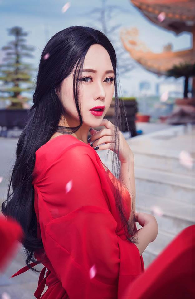 Hà Thương bật mí thêm rằng thời điểm hiện tại là lúc cô đang hoàn thiện cửa hàng thời trang đầu tiên của riêng mình tại TP HCM. Đây là thị trường tiềm năng với cuộc sống nhộn nhịp và thị hiếu người dùng là vô cùng phong phú.