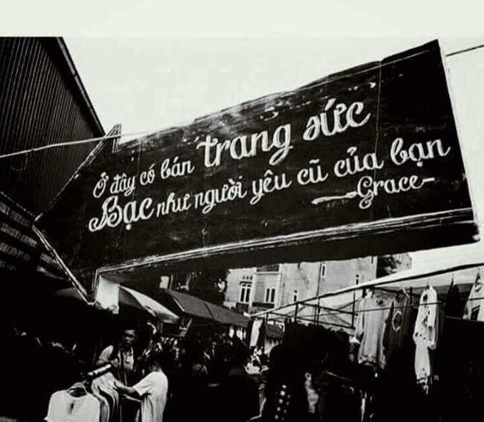 Bạc sao bằng bị tình yêu quay lưng và chủ cửa hàng này đã thông minh khi dùng từ đồng âm trái nghĩa để quảng cáo cho thương hiệu của mình.
