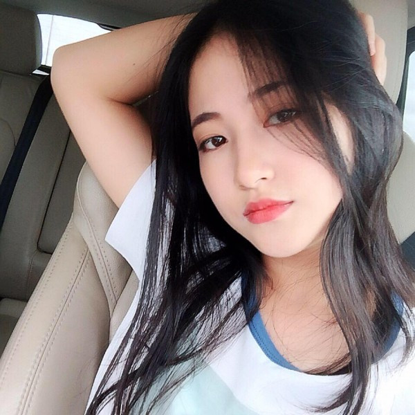 Sở hữu vẻ đẹp dịu dàng thanh tao với mắt to, môi trái tim, da trắng và mái tóc dài, Đồng Thị Thu Thảo đã trở thành tâm điểm chú ý của cộng đồng mạng với biệt danh "bản sao hot girl Hà Lade".