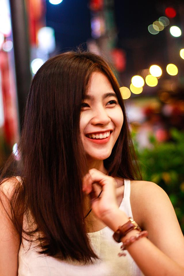 Ngoài ánh mắt là cửa sổ tâm hồn thì đôi môi cười tỏa nắng cũng là thứ "vũ khí" giúp nhiều cô gái chinh phục vô vàn những trái tim của những chàng trai si tình. Mới đây, cô gái Sài thành trong bức ảnh này đã cũng dùng chính điều này để khiến nhiều người chú ý tới mình.