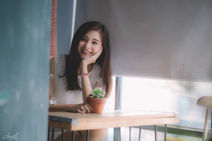 Cô gái 9X Sài thành được nhắc tới nhờ nụ cười tỏa sáng đó là Nguyễn Thị Minh Tuyền (SN 1998), hiện cô bạn nàng đang theo học tại Trường ĐH Kinh tế TP. Hồ Chí Minh.