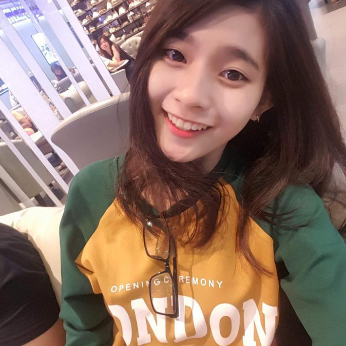 Dù cười thật tươi hay làm "mặt lạnh" vẫn hấp dẫn người đối diện. Dù nhìn thẳng hay góc nghiêng cô nàng này cũng vẫn rất hút hồn. Không hề quá khi gọi Minh Tuyền là "gương mặt đẹp không góc chết".