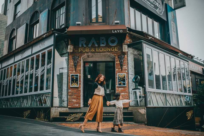 Không để con quên đi gốc gác của mình, ngoài dạy con tiếng Hàn như người bản địa, Tâm Mint cũng luôn nói tiếng Việt với con để con có thể giao tiếp. Không phụ lòng đấng sinh thành, Yejin có thể tiếng Việt khá sõi.