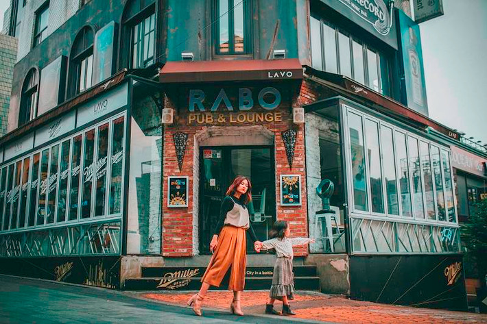 Trước khi trở thành một bà mẹ đơn thân, cũng giống như nhiều cô gái khác, Tâm Mint có một gia đình hạnh phúc. Tuy nhiên, gia đình nhỏ của cô đã tan vỡ không lâu sau khi cô sinh con gái. Từ một người có chồng chở chê, chăm sóc, cô gái Việt Nam này bỗng trở thành người mẹ đơn thân phải nuôi dưỡng con gái nhỏ một mình.