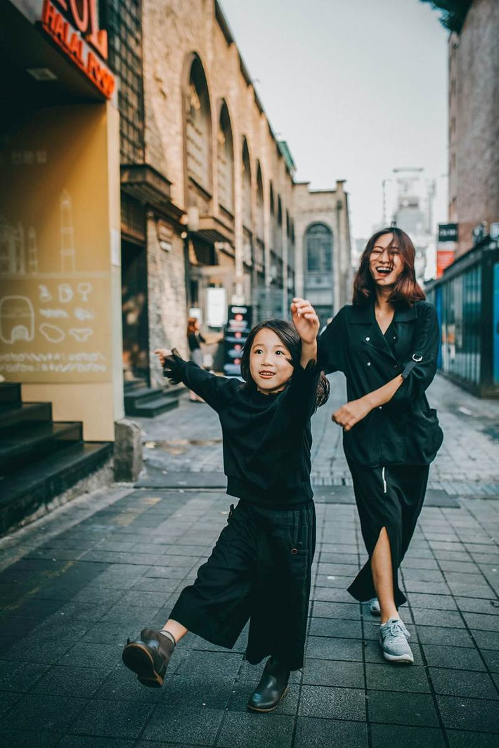 Là người phụ nữ nuôi con một mình đã cực lại phải sống trên đất khách, quê người thì khó khăn tăng lên gấp vạn lần. Tuy nhiên, khi nhìn vào cuộc sống của bà mẹ đơn thân Việt trên đất Hàn Quốc mới đây khiến nhiều người phải khâm phục trước sự cố gắng vượt khó để lo cho cuộc sống và đứa con nhỏ. Ảnh trong bài: FBNV.