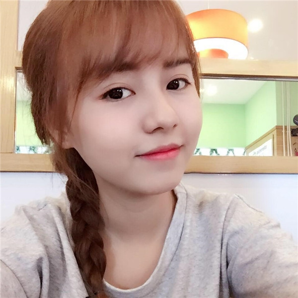 Không chỉ vậy, bạn bè trên lớp cũng chia sẻ ấn tượng đầu tiên về cô là một người khó gần, tuy nhiên sau khi thân thiết thì nhận thấy Hạnh rất vui vẻ và cởi mở.