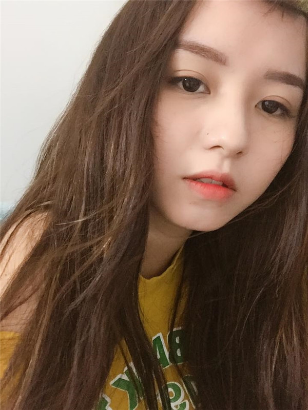 Bên cạnh đó, cô gái cũng làm người mẫu ảnh như một cách để giải tỏa tinh thần cũng như kiếm chút ít tiền để trang trải cuộc sống xa nhà.