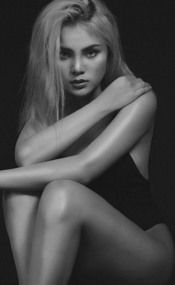 Bên cạnh đó, chính phong cách thời trang độc đáo và biến hóa khôn lường của hot girl xinh đẹp sinh năm 2000 cũng là điểm cộng trong mắt các fan. Đôi khi là nhẹ nhàng, nữ tính hơi "bánh bèo" nhưng cũng có khi lại khỏe khoắn, mạnh bạo và hơi bụi bặm.