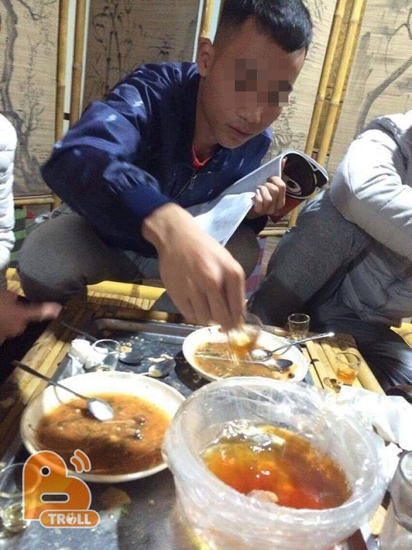 Trên mạng xã hội, dân mạng đã chia sẻ những bức ảnh của một bạn trẻ, dù đang say sưa bên bàn nhậu với những chiếc chén và âu rượu cực to nhưng vẫn không quên cầm theo quyển sách để để tranh thủ nghiền ngẫm, ôn bài.