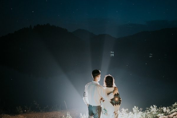 Ít ai ngờ được rằng núi Hàm Lợn lại có thể trở thành một địa điểm tổ chức đám cưới lãng mạn thế này của cặp đôi Linh và Phương Anh.