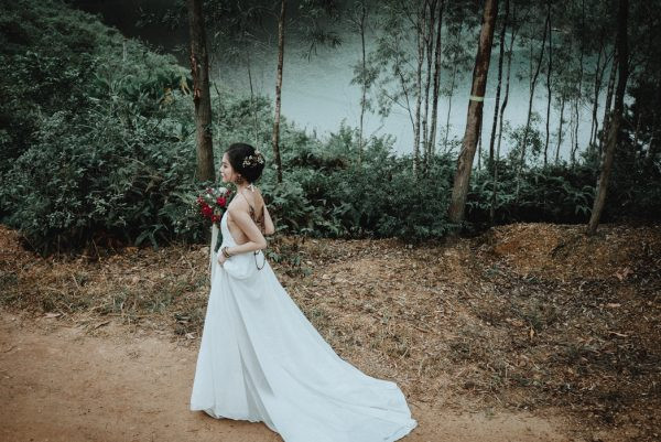 Sau khi ngắm bộ ảnh của cặp đôi Việt được tạp chí nước ngoài để mắt tới nhiều người đã nhận xét rằng đây là những bức hình thể hiện sự bình yên với gam màu trầm và hơi bụi mờ. Tuy nhiên, việc gạt qua cả thế giới trong không gian chỉ có Linh và Phương Anh đã khiến bộ ảnh có điểm nhấn trong mắt người xem.
