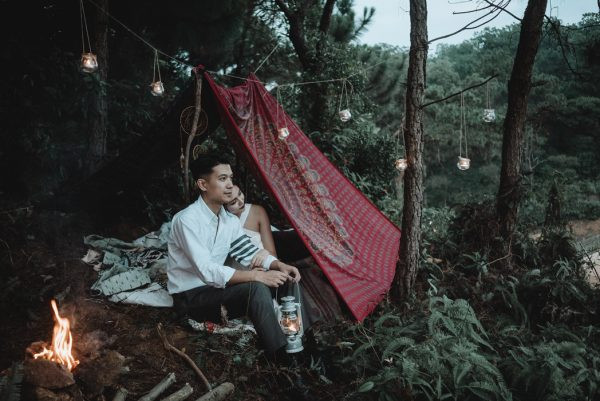 Một đêm tuyệt vời của cô dâu chú rể sau một cuộc hành trình "đưa nhau đi trốn" vô cùng đơn sơ với túp lều được căng bằng tấm khăn theo phong cách bohemian và đốm lửa bên cạnh.