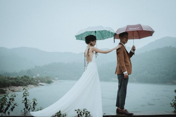 Khung cảnh khu du lịch Hàm Lợn (Hà Nội) được cặp đôi Linh và Phương Anh lựa chọn là địa điểm lễ cưới của mình. Trong bối cảnh một chiều mưa, cặp đôi Việt này đã để lịch một bức ảnh vô cùng lãng mạn trước hồ nước.