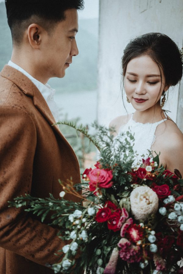 Không chỉ có bối cảnh, chính trang phục và những vật dụng trong bộ ảnh cưới của Linh và Phương Anh đã tạo nên một bức tranh cổ kính, trầm mặc và có gì đó man mác buồn.