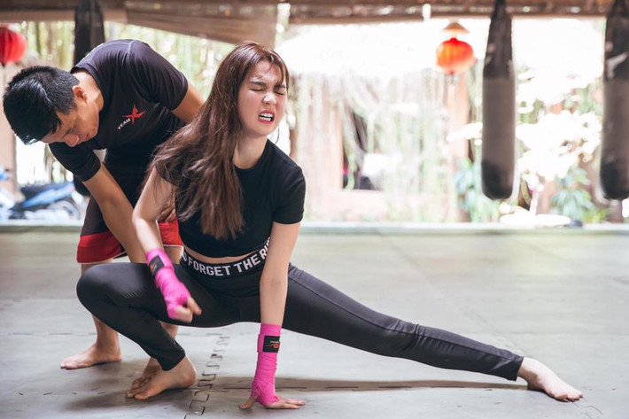 "Nói chung là dành thời gian ra chơi thể thao để người mình luôn cảm thấy khoẻ khoắn và không bị ù lì. Trinh biết có nhiều bạn cũng muốn tập lắm nhưng lại ngại nhiều thứ như mắc cỡ, làm biếng hoặc ngại tập thiếu tự tin vì body mình không được đẹp (quá mập/quá ốm). Đừng ngại. Chỉ trừ khi nào bạn quá bận không có thời gian thì không nói, còn không thì hãy cứ nhấc mông lên và tập đi nhé. Tất cả cũng vì sức khoẻ của chính bản thân mình mà thôi. Mình thích thì mình nhảy thôi. Ai khen chê cứ mặc kệ nhé" - Ngọc Trinh khuyên.