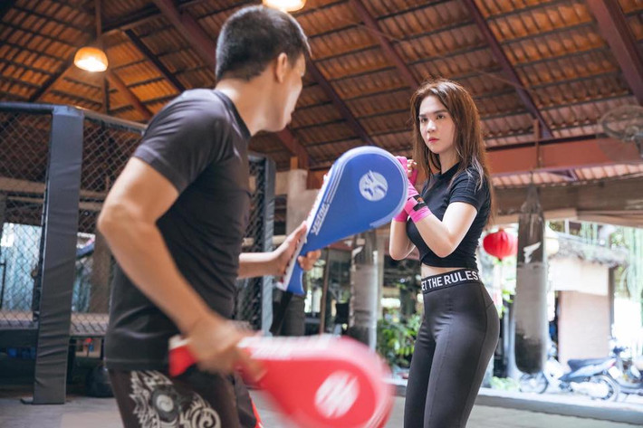 Cái cảm giác mồ hôi túa ra rồi cứ nhảy thật sự rất đã, lúc đó năng lượng bản thân duờng như được nạp đầy, tâm trạng cũng trở nên rất vui vẻ, tự tin yêu đời hơn, ngắm qua gương thì cảm thấy mình thật sexy với đôi má hồng hào. Thật sự Trinh rất thích nhảy luôn". người mẫu Ngọc Trinh cho biết thêm.