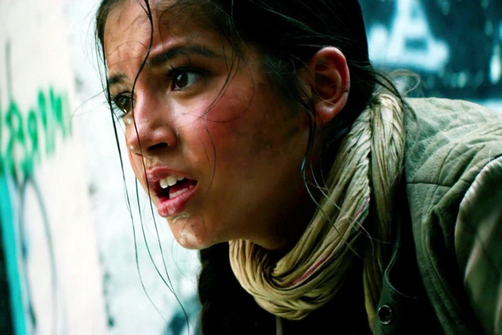 Izabella (Isabela Moner) trong Transformers: The Last Knight: Đạo diễn Michael Bay gây ngạc nhiên lớn khi chọn cô bé 15 tuổi làm nhân vật nữ chính của phần năm loạt Transformers, thay vì những người đẹp xinh đẹp bốc lửa kiểu Megan Fox. Trong phim, Isabela Moner sắm vai một cô bé mất đi gia đình sau sự kiện Đại chiến Chicago ở tập Dark of the Moon (2011) và chuyên đồng hành với robot Sqweeks. Izabella chắc chắn đóng vai trò quan trọng trong nội dung cốt truyện của The Last Knight. Ảnh: Paramount.