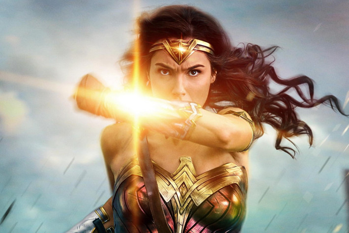 Wonder Woman (Gal Gadot) trong Wonder Woman: Nổi danh trên màn bạc nhờ loạt Fast & Furious, cựu hoa hậu Israel được DC và Warner Bros. tin tưởng giao phó cho vai nữ siêu anh hùng Wonder Woman kể từ Batman v Superman: Dawn of Justice (2016) và chiếm lấy tình cảm từ công chúng nhờ vẻ ngoài xinh đẹp, mạnh mẽ. Năm nay, Gal Gadot tiếp tục trở lại vai diễn ở không chỉ bộ phim riêng về nhân vật, mà còn cả Justice League vào mùa thu. Với Wonder Woman, tác phẩm kể lại sự ra đời của Wonder Woman và đưa khán giả trở về thời kỳ Thế chiến thứ I. Ảnh: Warner Bros.