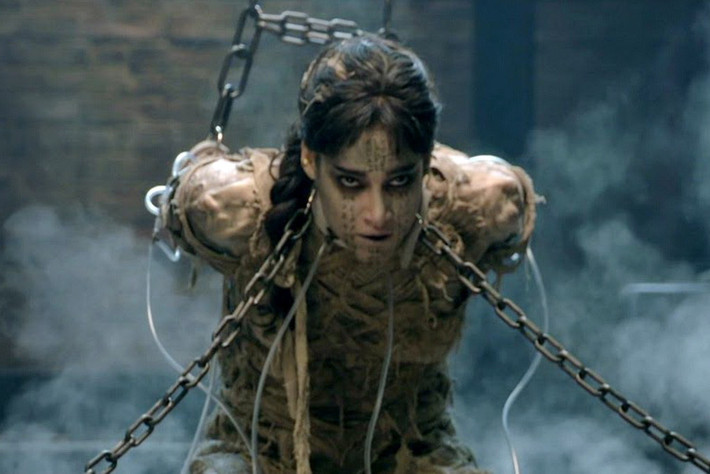 Ahmanet (Sofia Boutella) trong The Mummy: Khởi nghiệp là một vũ công, cô gái người Algeria trở thành cục nam châm trên màn ảnh rộng sau vai diễn nữ sát thủ cụt chân ở Kingsman: The Secret Service (2015), cũng như nhân vật đả nữ Jaylah của Star Trek Beyond (2016). Sofia Boutella năm nay trở thành nữ xác ướp đầu tiên trong lịch sử thương hiệu The Mummy. Đây là dự án bom tấn có sự góp mặt của Tom Cruise, và lĩnh trách nhiệm mở đầu vũ trụ phim quái vật mới. Ngoài ra, cá nhân Boutella còn đảm nhận vai một nữ điệp viên nước Pháp trong tác phẩm hành động Atomic Blonde bên cạnh Charlize Theron. Ảnh: Universal.