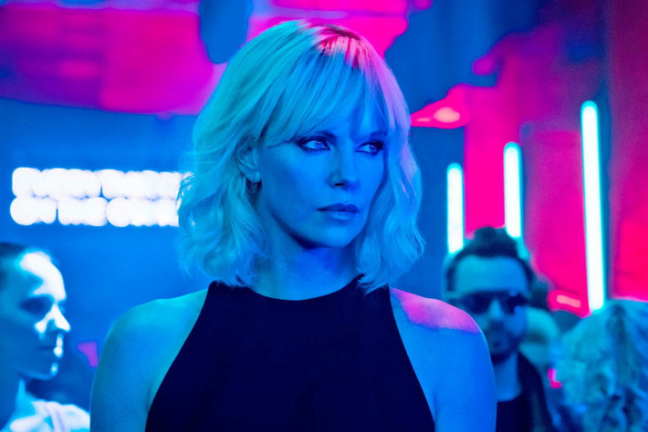 Lorraine Broughton (Charlize Theron) trong Atomic Blonde: Sau khi nhận vai phản diện trong Fast & Furious 8, người đẹp Nam Phi có màn hóa thân thành một nữ điệp viên của MI6, có nhiệm vụ quan trọng tại nước Đức ngay trước thềm Bức tường Berlin sụp đổ vào năm 1989. Lần này, khán giả sẽ được theo dõi Charlize Theron trổ tài hành động, và các đoạn trailer của Atomic Blonde khiến nhiều người nhớ tới loạt John Wick của Keanu Reeves. Cô tiết lộ mình đã bị mất ba cái răng và hiện vẫn phải điều trị hàm vì bộ phim. Ảnh: Universal.