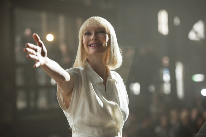 Lucy Mirando (Tilda Swinton) trong Okja: Bộ phim mới nhất của đạo diễn lừng danh Bong Joon-ho tập trung vào tình bạn bất chấp hiểm nguy giữa một cô bé người Hàn Quốc và một chú lợn đặc biệt có tên Okja. Sắm vai bà chủ tập đoàn quyết tâm săn lùng sinh vật là nữ diễn viên “tắc kè hoa” Tilda Swinton, người luôn tự thách thức bản thân qua mỗi vai diễn mới. Mỹ nhân 56 tuổi từng cộng tác với Bong Joon-ho ở Snowpiercer (2014), và mới có vai diễn gây tranh cãi Ancient One trong bom tấn Doctor Strange (2016). Ảnh: Netflix.
