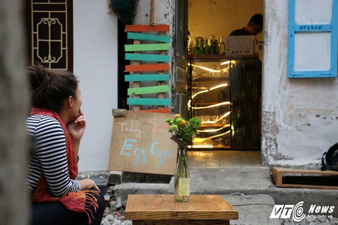 Nhiều người đến đây thưởng thức cà phê gọi nơi đây là phố cà phê đường tàu hỏa.