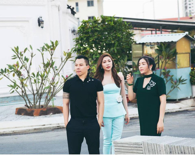 Mới đây, ông bầu Vũ Khắc Tiệp đã chia sẻ trên trang cá nhân những hình ảnh bên trong căn biệt thự hoành tráng của Lý Nhã Kỳ. Anh và Quỳnh Thư chính là những vị khách đầu tiên được chiêm ngưỡng sự hào nhoáng và lộng lẫy bên trong ngôi nhà này. Kèm theo những bức ảnh, anh viết: "Mùng 3 ghé thăm chúc Tết công chúa. Thấy nhà khắp nơi dát vàng muốn xẻo miếng mang về quá Lý Nhã Kỳ".