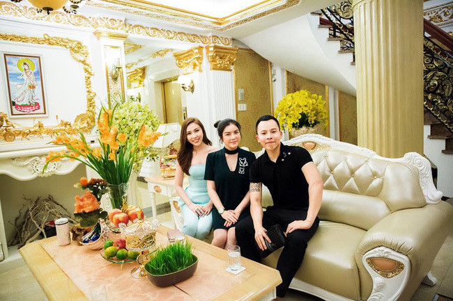Phòng ăn khá lớn, chủ nhân có thể mời hơn 20 khách, được trang trí cầu kì với đèn chùm, nhiều chi tiết trên trần nhà, tường nhà được dát vàng.